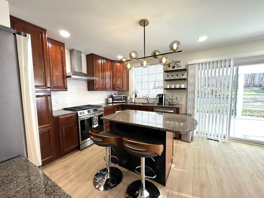Two bedroom small ranch with beautiful forest view - Image 1