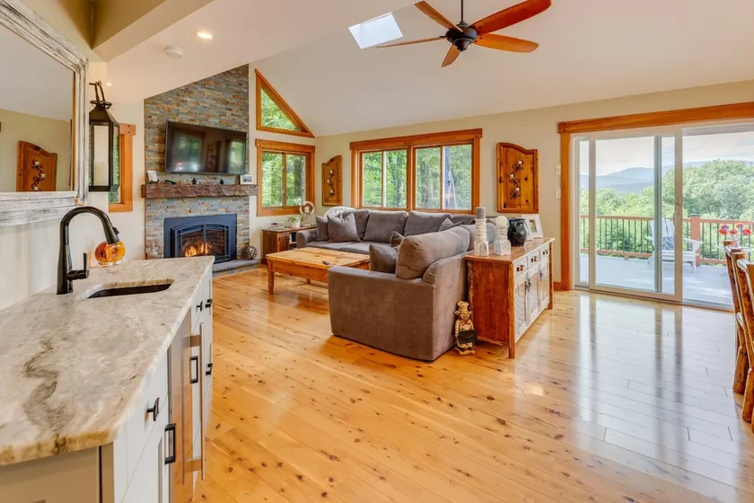 Fireplace Fire Pit Ski 5 Mountains 4BR Views - Image 1