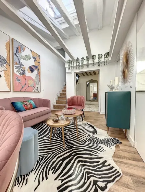 Chic Penthouse with Urban Charm & Rooftop - Image 1