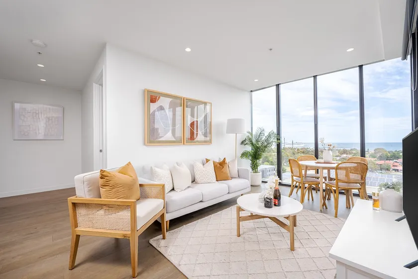 Luxury Bay View Apartment - Image 1
