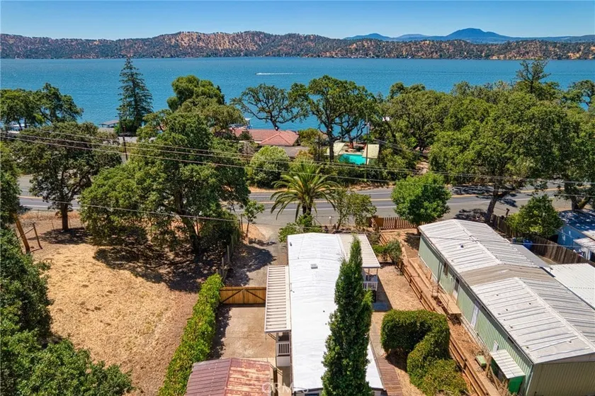 Charming Peek-a-Boo Lake View - Image 1