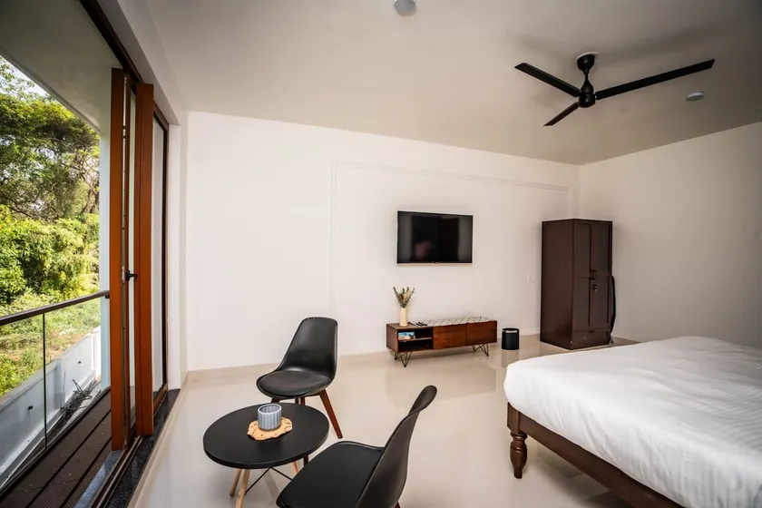 Superior Room with balcony, 5-min to beach - Image 1