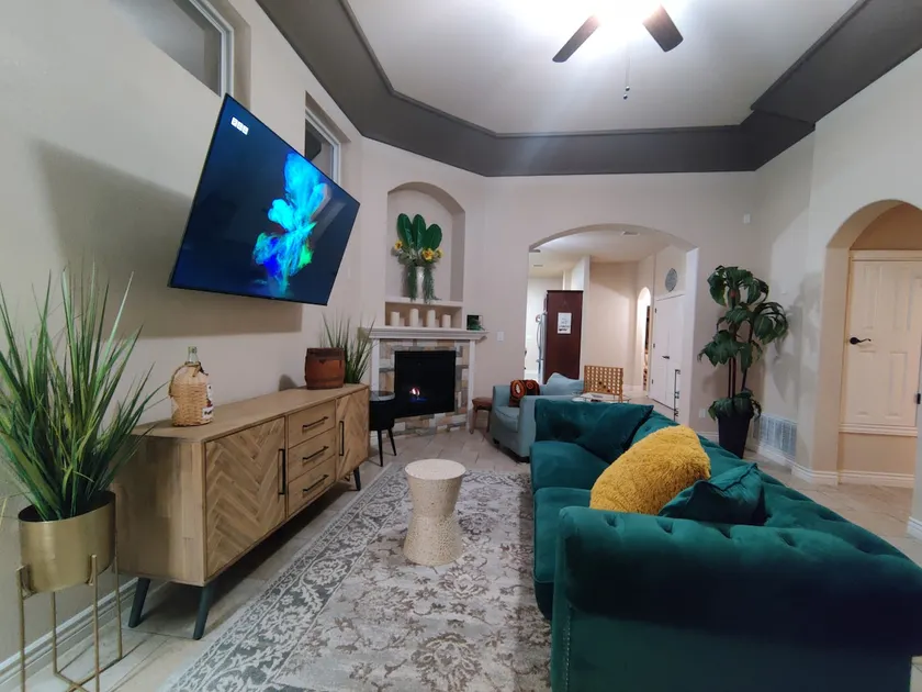 Wonderful & plush luxury home. - Image 1