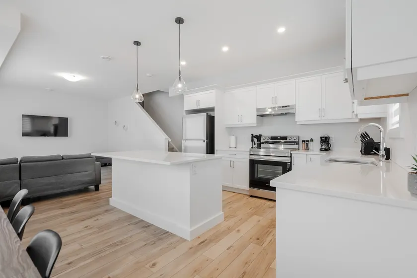 Stunning Newly Constructed Home in Port Stanley - Image 1