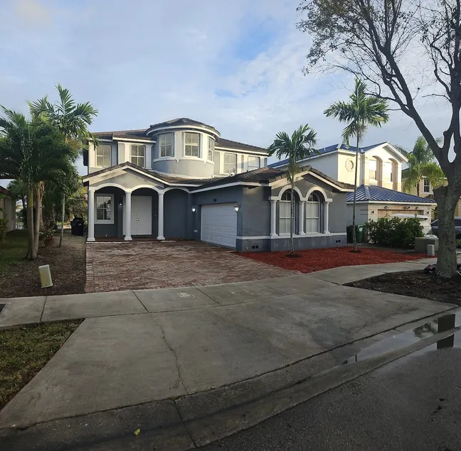 Prime location Lake view,big & bright home - Image 1