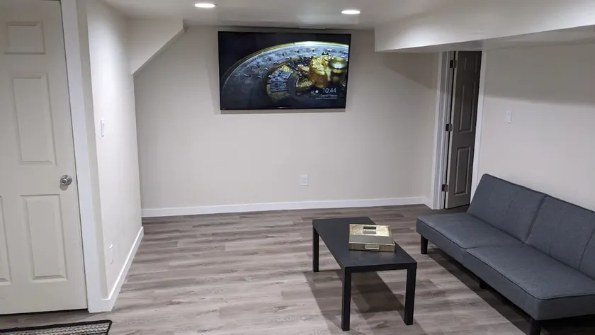 Nice 2 bed 2 bath Private floor. - Image 1