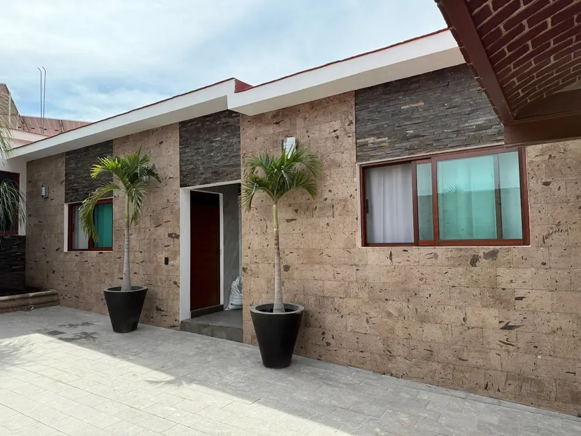 House with Pool, near the airport - Image 1