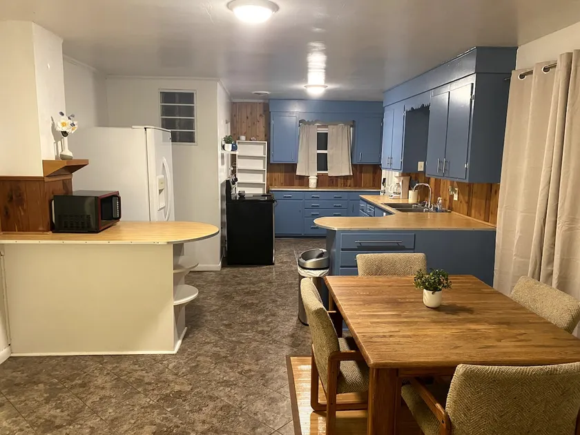 New: Value by Downtown Midland Sleeps 6 - Image 1