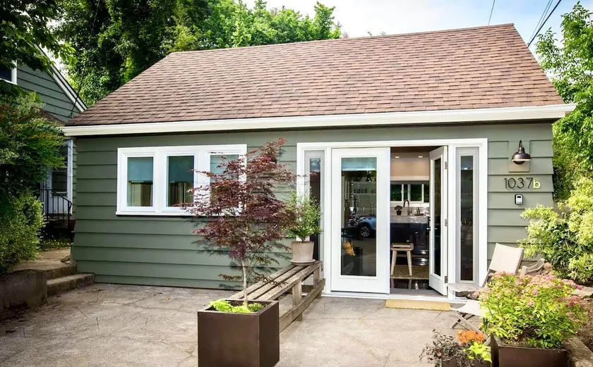 Creative & Clean Bungalow in Portland Hot Spot - Image 1