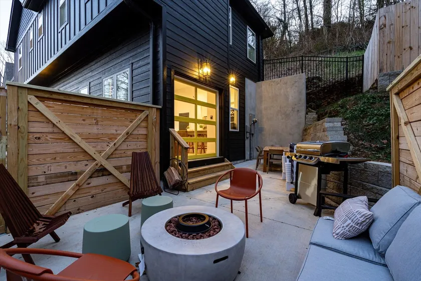 Luxury 4BR Retreat | Minutes to Downtown - Image 1