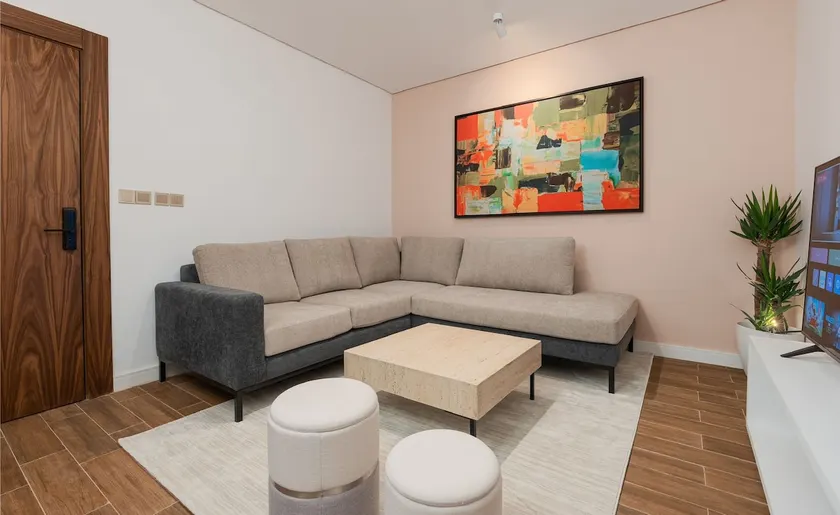 Al Mughrizat Apartment with Workspace WiFi - Image 1