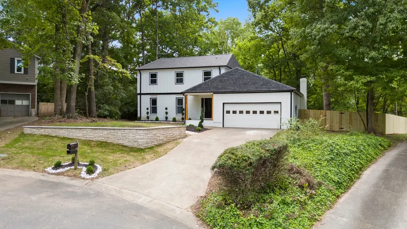 Modern 4 Bed in Quail Hollow - Image 1
