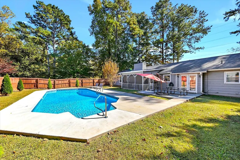 4BR Oasis with Pool – Budget Friendly - Image 1