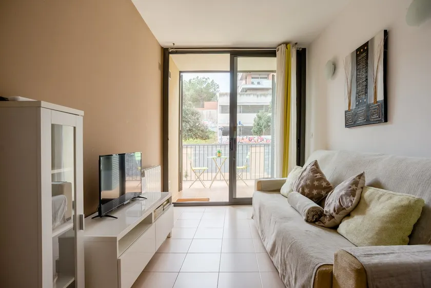 Apartment with free parking, close to the Dalí Museum - Image 1