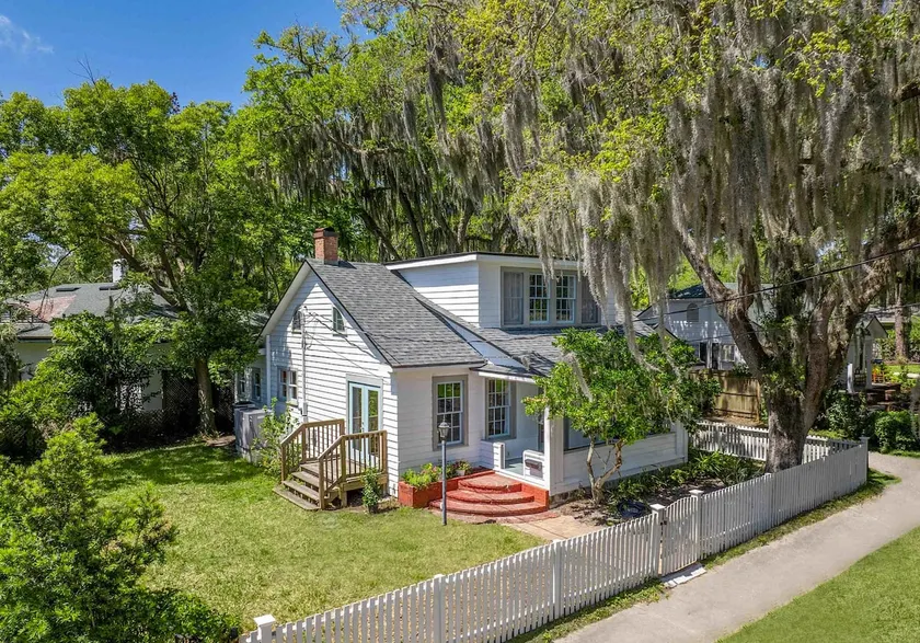 White Lily Cottage - Image 1