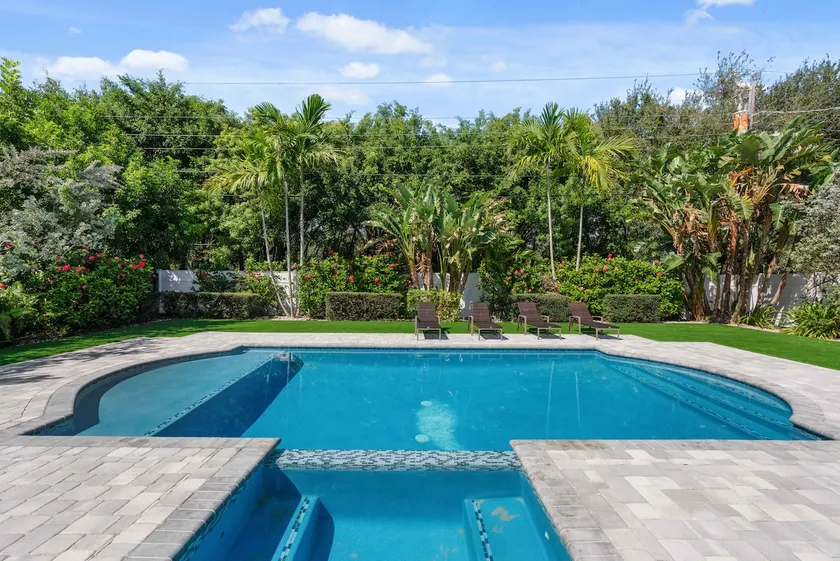 Charming 4BR Beach Bungalow - Image 1