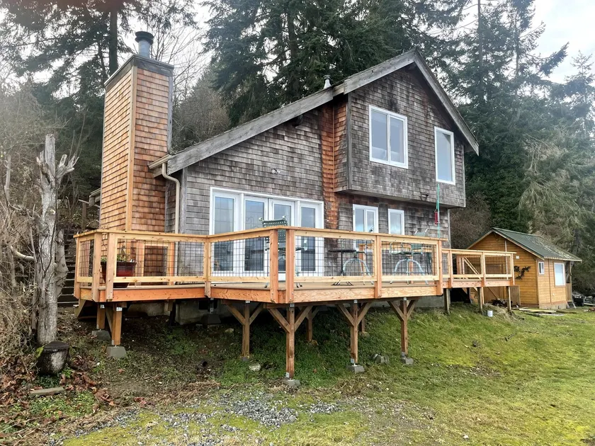 Charming Beachfront Cottage near Langley - Image 1