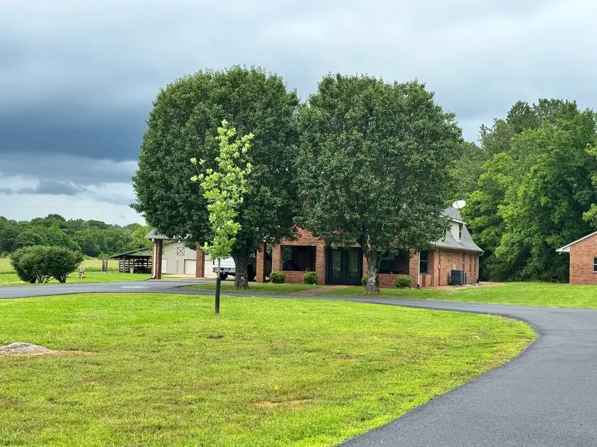 Spacious Country Retreat - Image 1