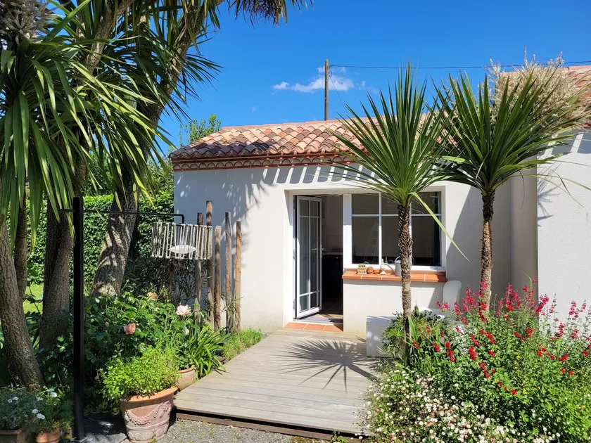Studio with outdoor area, quiet, parking, Wi-Fi. - Image 1