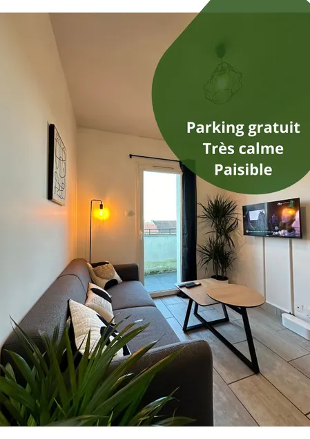 LE PAISIBLE - Parking gratuit - Entrée ville - Image 1