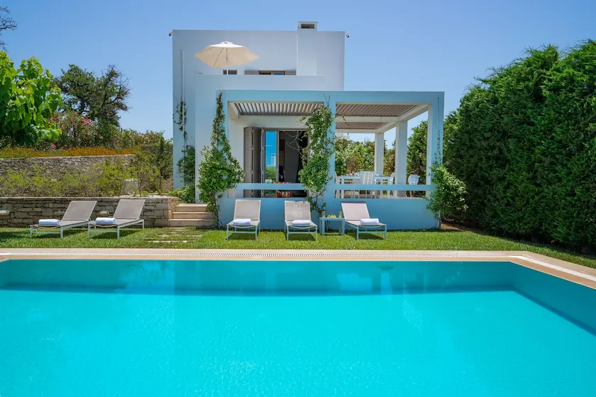 Enjoy relaxation with private pool & sea view - Image 1