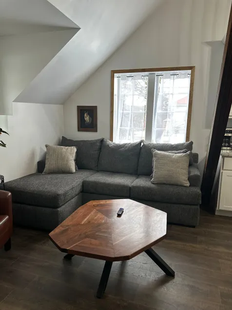 Carriage Room - Image 1