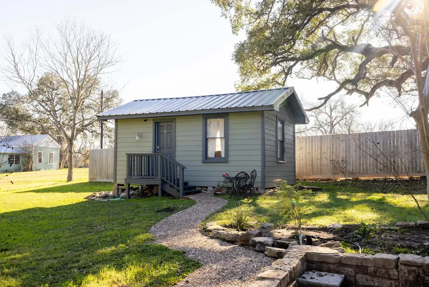 King Bed + Minutes to Roundtop + No Cleaning fee! - Image 1