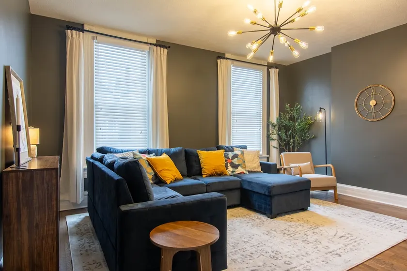*King bed|Garage|Walking|Fenced backyard* - Image 1