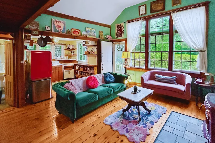 Bright & Cheerful Woodstock Cottage - Image 1