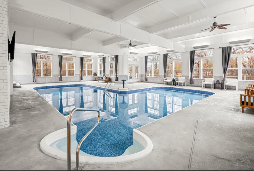 Arkansas Grand Oasis: Heated Indoor Pool & Hot Tub - Image 1