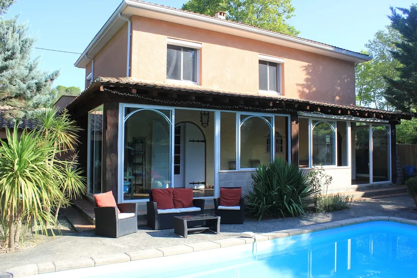 Spacious villa with pool - Image 1