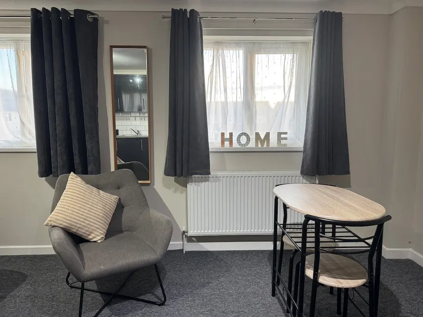 First Floor Studio Flat - Image 1