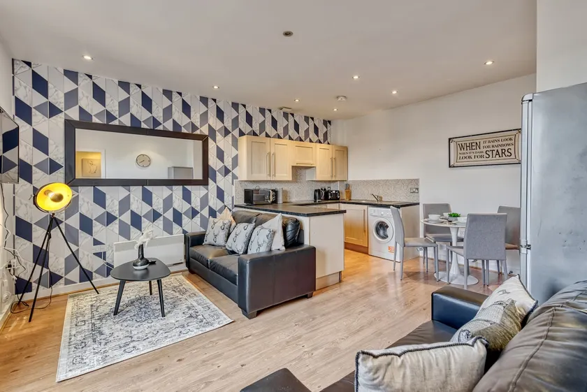 Central 2-Bed Flat • City View & Parking •Sleeps 4 - Image 1