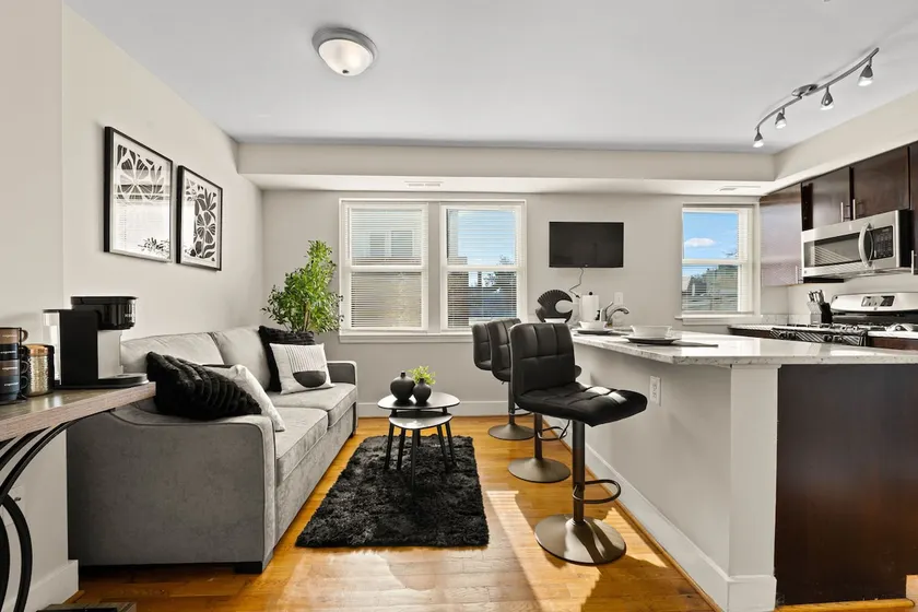 Central~Free Onsite Parking~Family/Pet friendly - Image 1