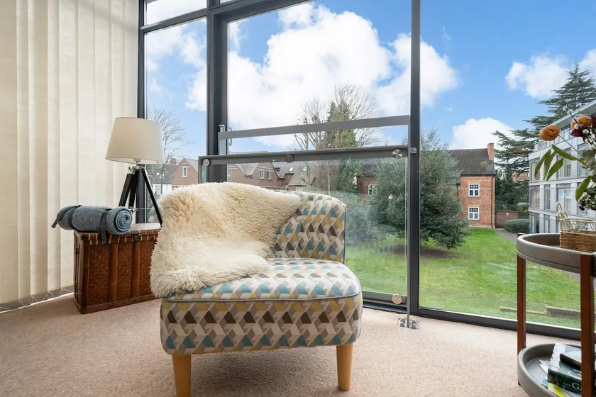 Central Apt-Near London Train-Free Secure Parking - Image 1