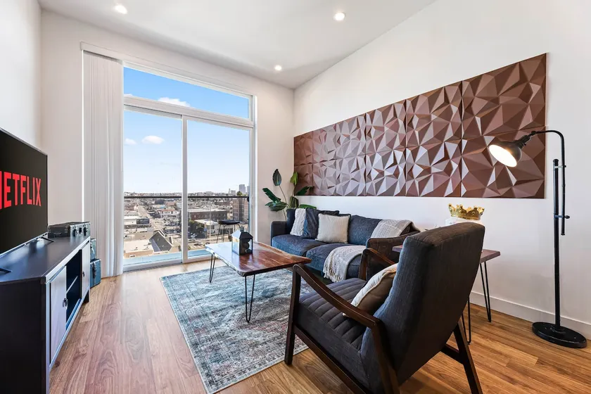 The Bliss Suites-Top Floor W/Epic Views + Parking - Image 1