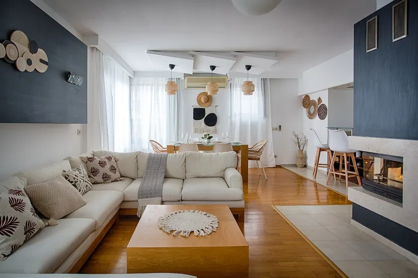 220 sqm 3-Bedroom/Bathroom Double Parking - Image 1