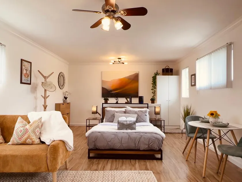 Modern Loft Style Retreat AC Steps to Trader Joe's - Image 1