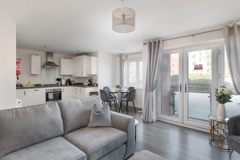 Comfortable 2-Bed Home with Parking & Fast Wi-Fi! - Image 1