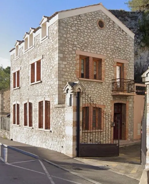 Townhouse with a patio - Image 1