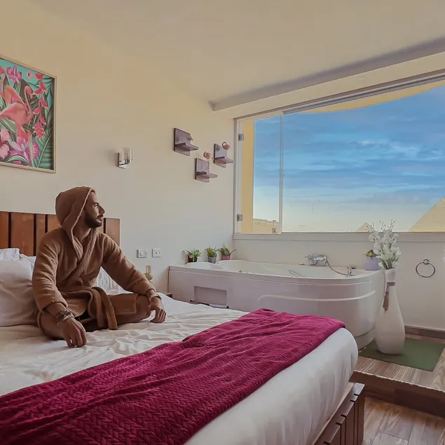 Full Pyramids View with Jacuzzi & Roof Top Access - Image 1