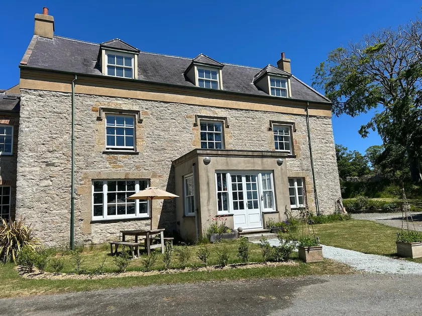 Spacious ground floor apartment near Beaumaris - Image 1