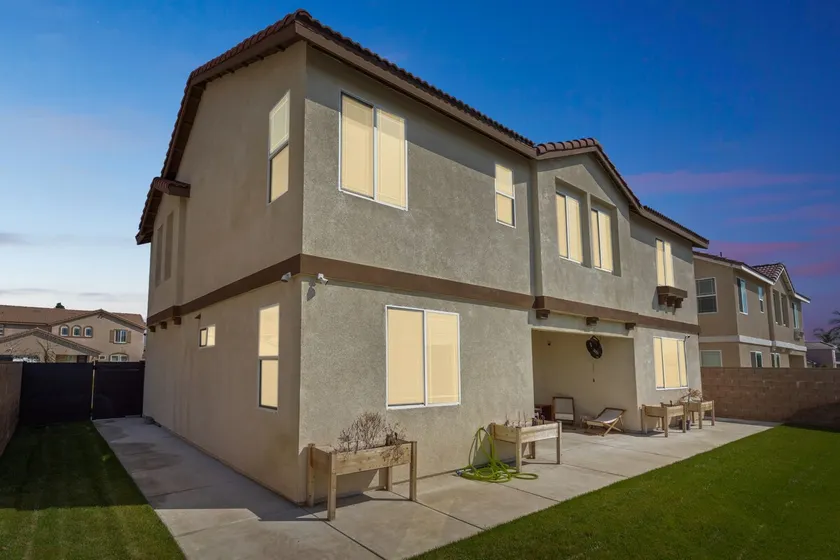 Tranquil & Stylish Haven: Prime Location, Backyard - Image 1