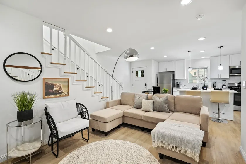 LA 3BR Near Koreatown, Universal Studios, DTLA - Image 1