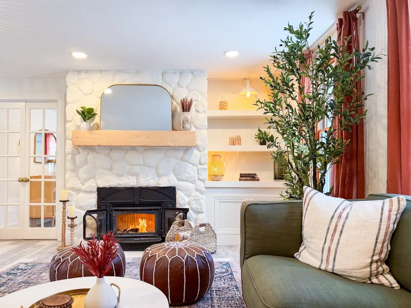 Lg modern farmhouse|Luxe|Htub|Game Room|Fireplace - Image 1