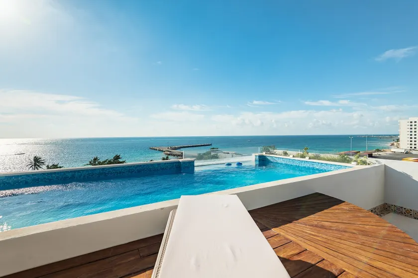 203 Oceanview Studio | Rooftop Pool + Balcony - Image 1