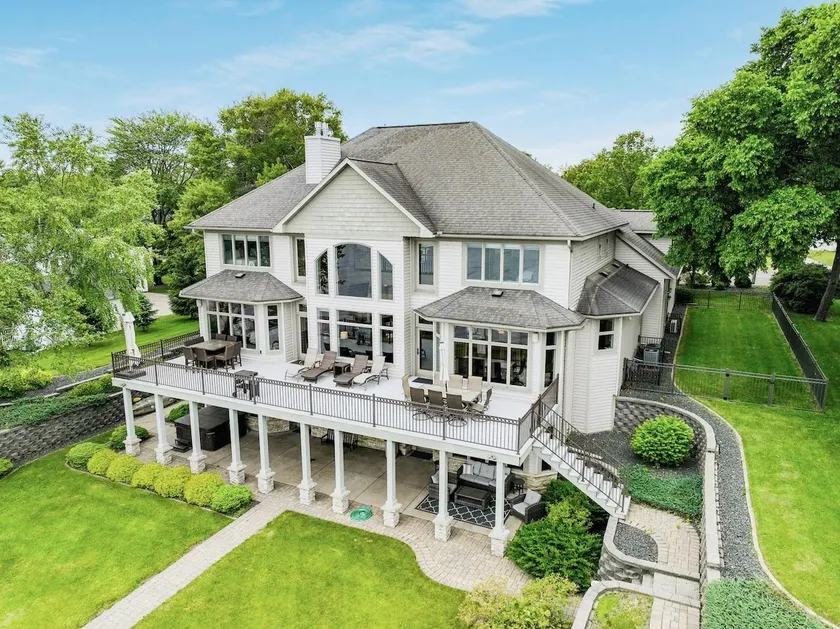 Luxury Private Lakefront Home on Lake Chetek - Image 1