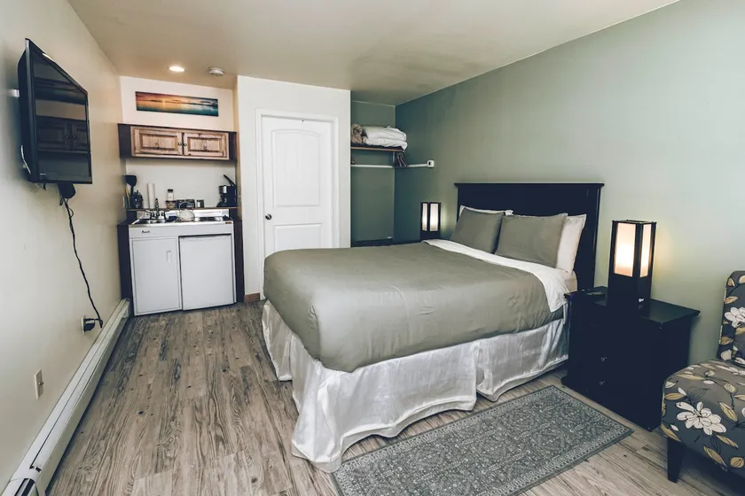 Charming Park Side Hotel Room 2 - Image 1