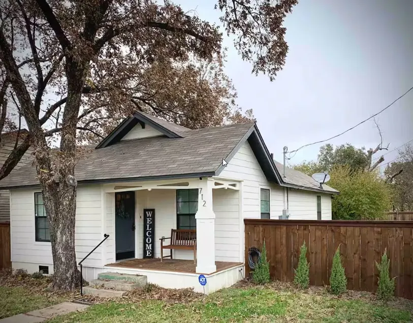 LadyFace Cottage: Near Magnolia - Image 1
