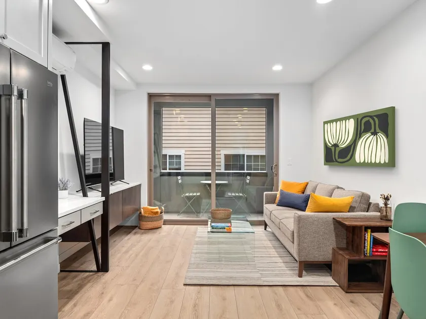 Modern Townhome in Walkable Ballard - Image 1